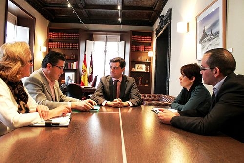 Aprecu se reúne con Javier Cuenca , delegado de la Junta de Comunidades de Castilla-La Mancha en Albacete