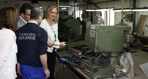  Carmen Casero visita a empresas de cuchilleria de Madrigueras