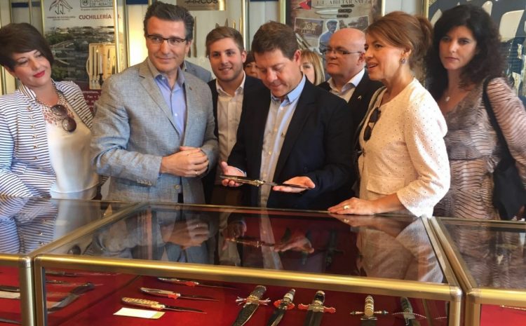  El presidente de Castilla-La Mancha visitó el Salón de la Cuchillería