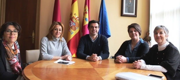  El Alcalde de Albacete traslada su apoyo al sector de la cuchillería en su reunión con la presidenta de APRECU