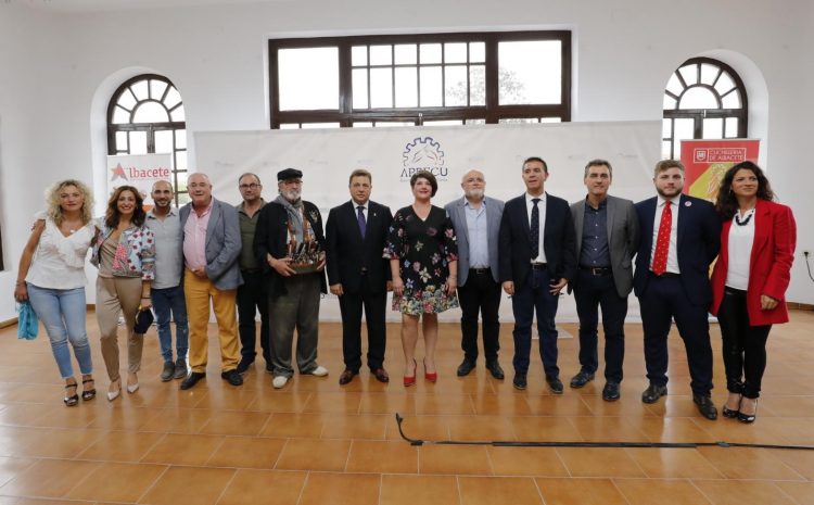  APRECU inaugura el renovado Salón de Exposición de Cuchillería acompañado de las principales autoridades.